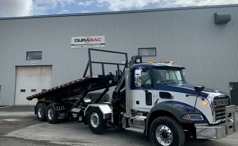 Camion Roll-off équipé d’une plateforme et d’une grue HIAB
