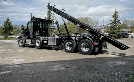 Roll-off monté sur Peterbilt 567 avec queue télescopique